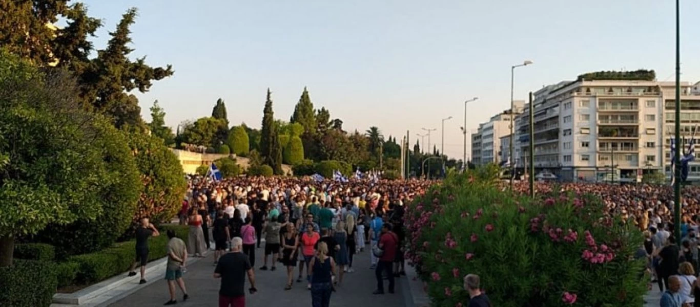 Θεσσαλονίκη: «Όχι» στον υποχρεωτικό εμβολιασμό είπαν υγειονομικοί έξω από το ΑΧΕΠΑ (βίντεο)